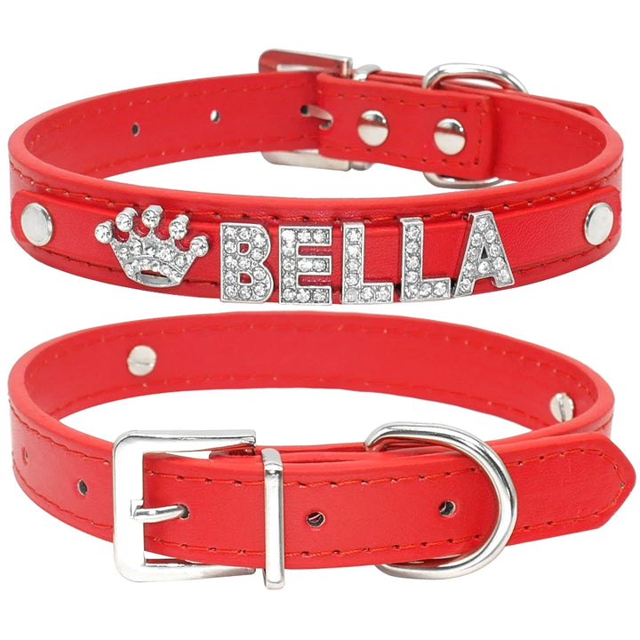 Pets-Shop. Custom red dog collar with the name "BELLA" in silver letters and a paw print emblem. Shopets-Amazon.