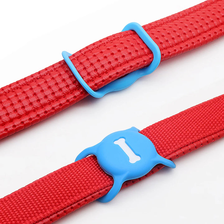 Pets-Shop. Close-up of two adjustable red pet collars with blue buckles. Shopets-Amazon.