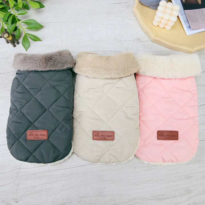 Pets-Shop. Three quilted pet jackets in gray, beige, and pink, lined up on a wooden surface. Shopets-Amazon.