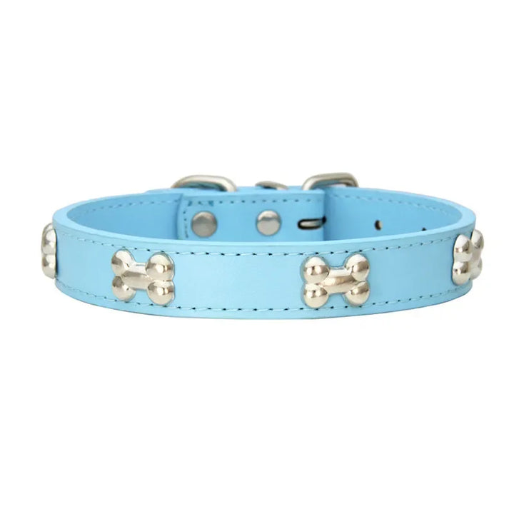 Pets-Shop. A light blue dog collar with silver bone-shaped studs on a white background. Shopets-Amazon.