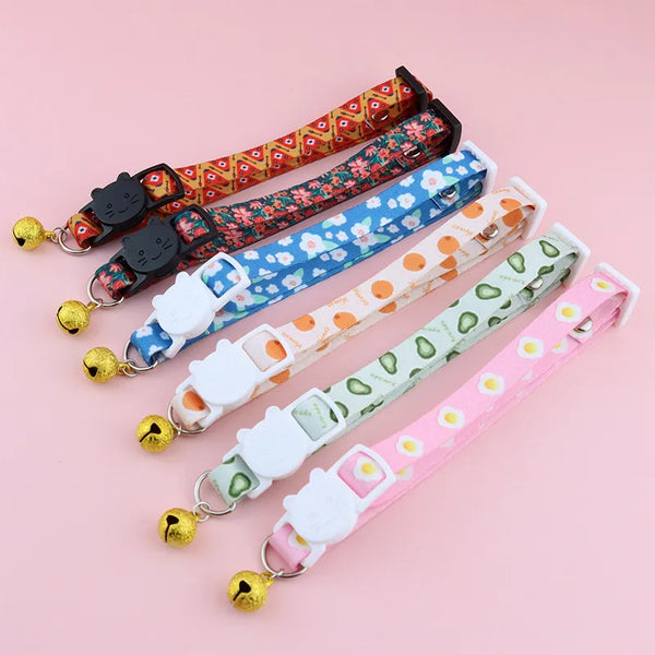 Pets-Shop. A variety of colorful pet collars with different patterns and small bells displayed on a pink background. Shopets-Amazon.