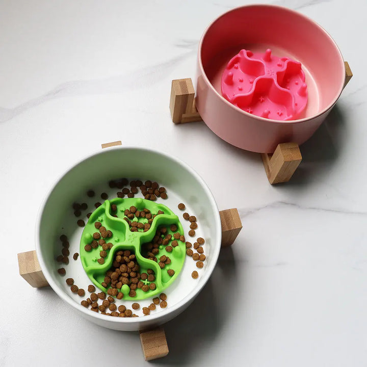 Pets-Shop. Two pet bowls on a countertop; one with food and a green slow feeder, the other empty with a pink slow feeder. Shopets-Amazon.