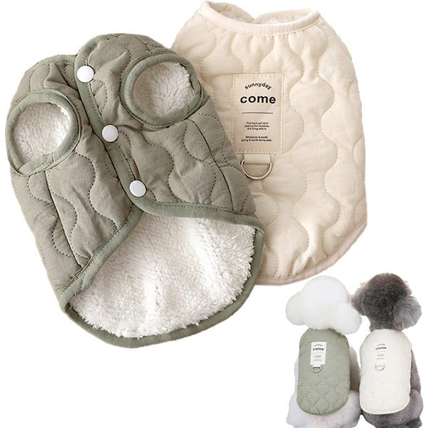 Pets-Shop. Two cozy pet vests in cream and olive, fleece-lined with decorative buttons, and two plush bone-shaped toys. Shopets-Amazon.