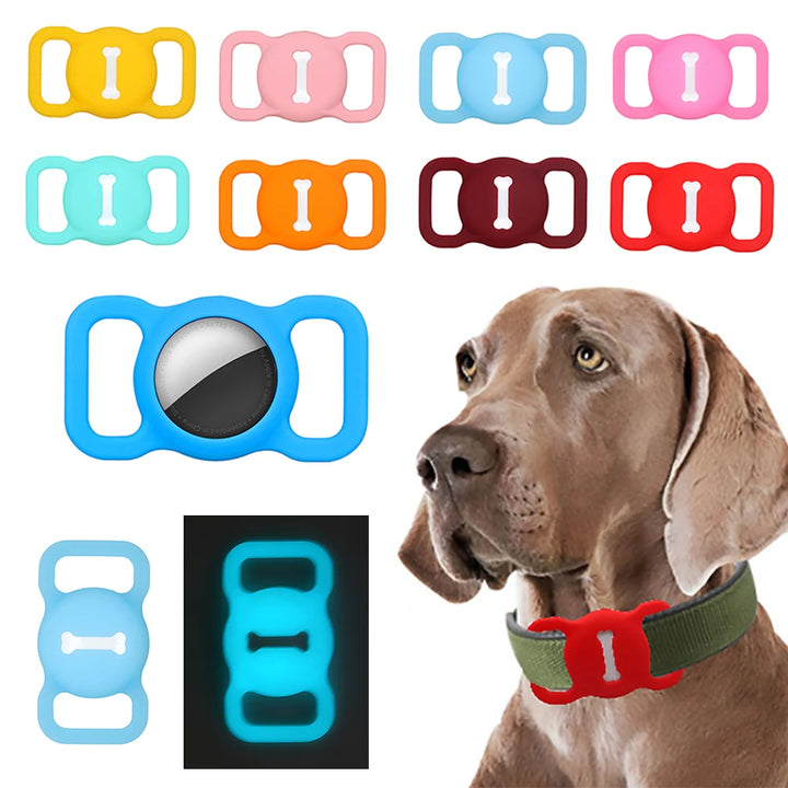 Pets-Shop. A variety of colorful silicone dog tag silencers alongside a dog wearing a green collar fitted with a red silencer. Shopets-Amazon.