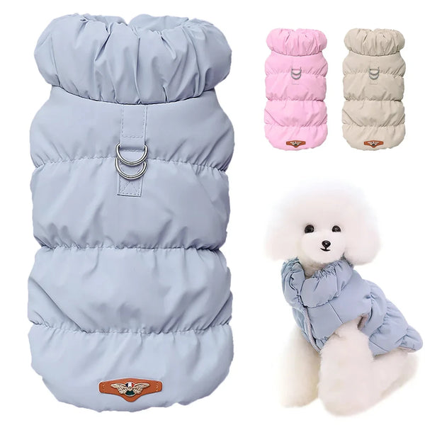 Pets-Shop. A set of three colored dog jackets in pink, beige, and blue, next to a white poodle wearing the blue jacket. Shopets-Amazon.