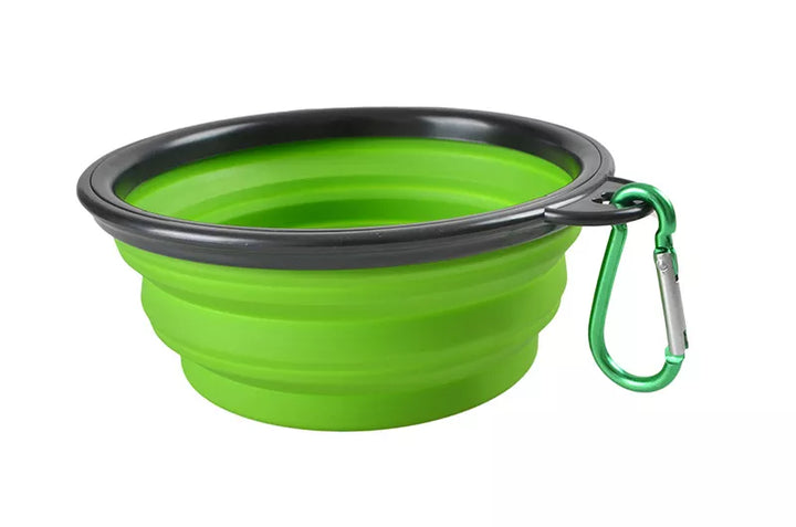 Pets-Shop. Collapsible green pet bowl with black rim and attached silver carabiner on white background. Shopets-Amazon.