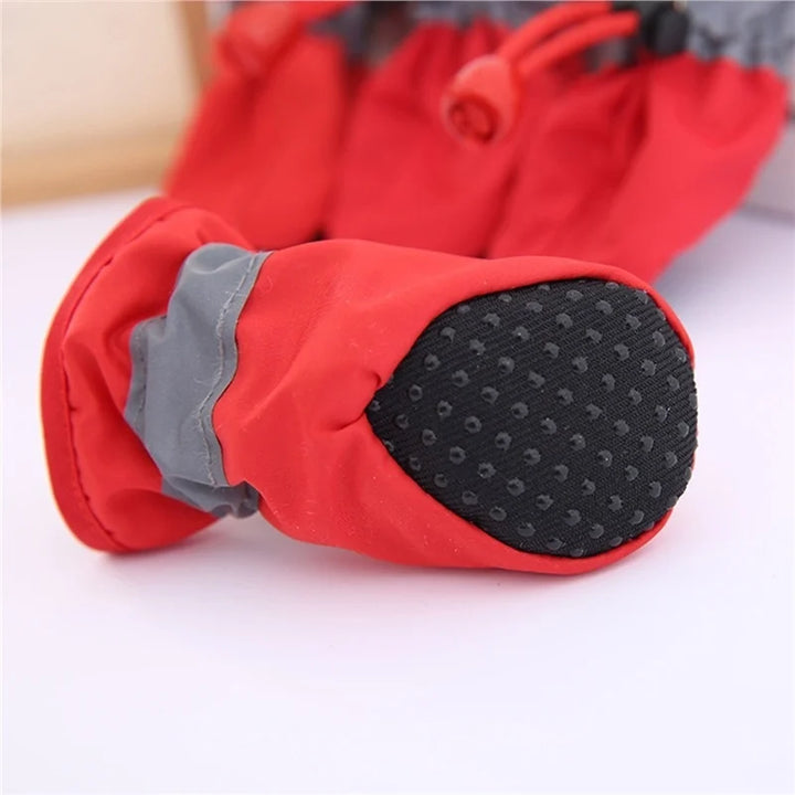 Pets-Shop: Close-up of a red dog boot with non-slip black sole. Shopets-Amazon.