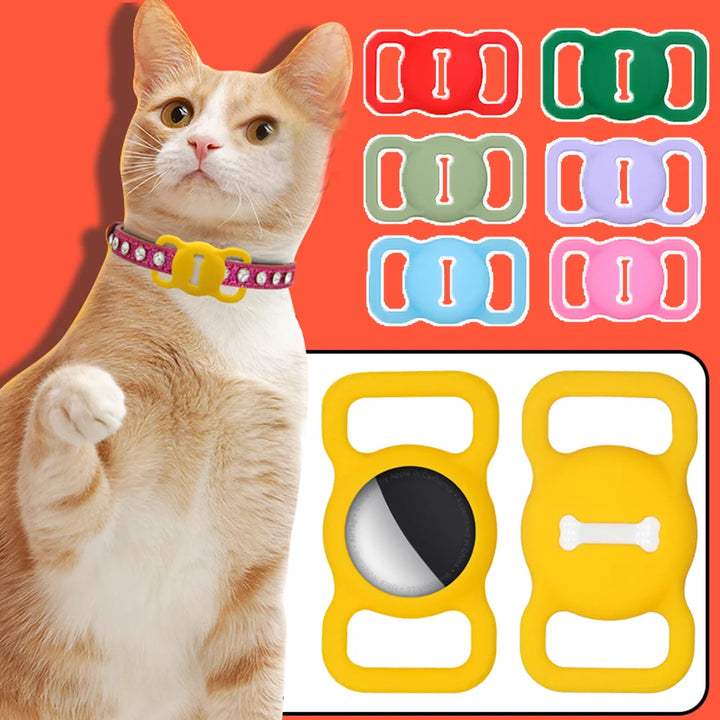 Pets-Shop: Orange and white cat wearing a collar next to colorful pet ID tags on red background. Shopets-Amazon.