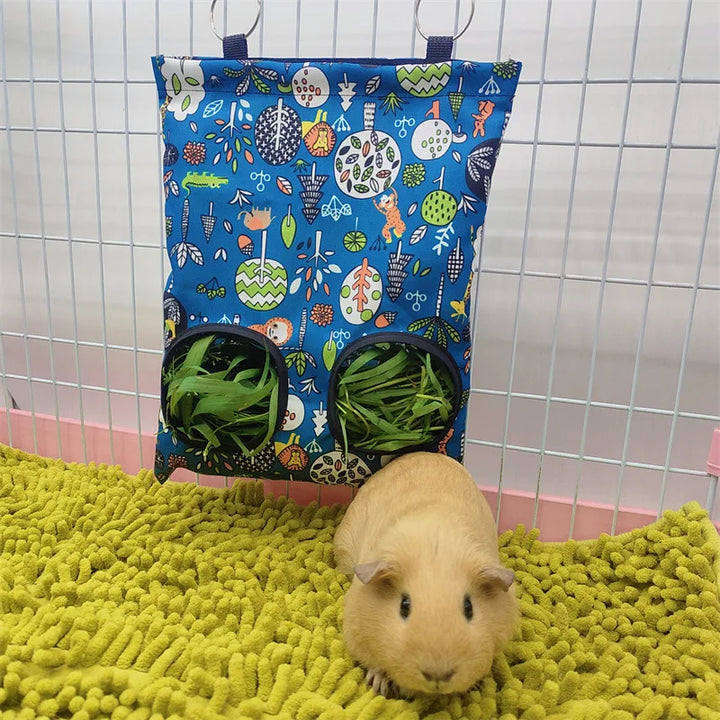 Pets-Shop Guinea pig in front of a blue hanging pouch with Easter egg pattern on green carpet. Shopets-Amazon.